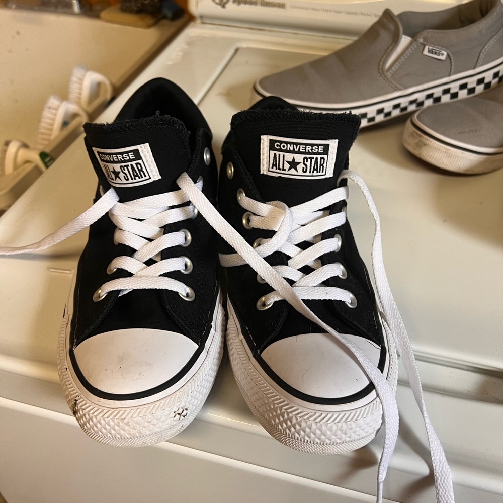 Converse sneakers. Worn 3 times. Size 9.
Great condition.